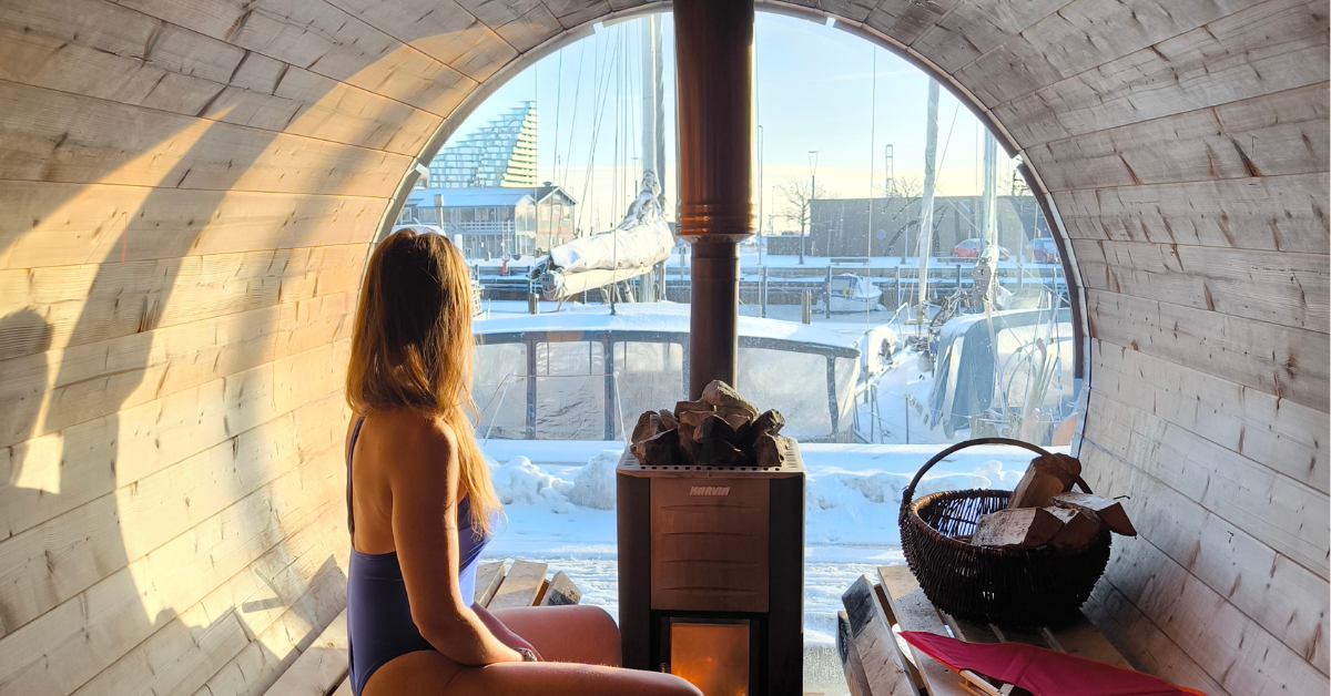 Nyd en hel tøndesauna eller vildmarksbad for kun to personer hos Surf Agency på Aarhus Lystbådehavn.